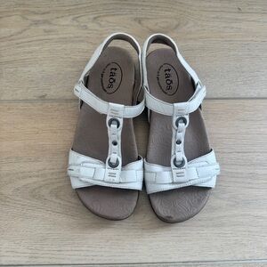 Taos Swifty White Women’s Comfort Sandals Size 8